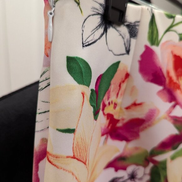 Gorgeous Floral Corset XXS and Pencil skirt XS set from GUESS - Picture 3 of 15